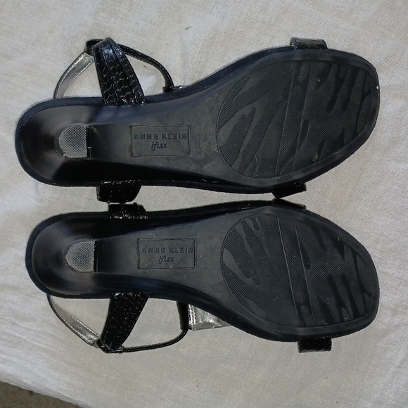 AK Anne Klein Tappy iFlex T Strap Black Sandal Sz 6, embellished - Picture 3 of 6